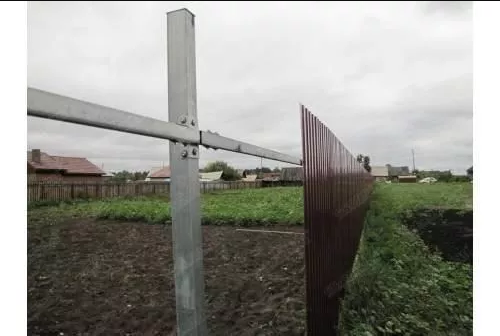 Пример оцинкованного каркаса забора со столбом и направляющими